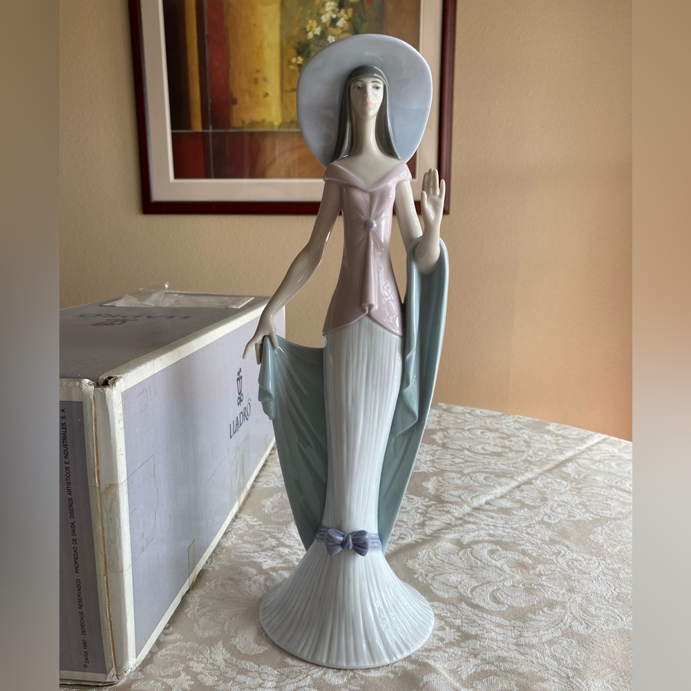 RETIRED 1999 ‘LADY OF NICE LLADRO’ PORCELAIN FIGURINE-Item#01006213
